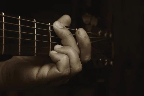 Akusztikus gitárok Player teljesítő. Gitárossal játszott a Music stúdióban — Stock Fotó