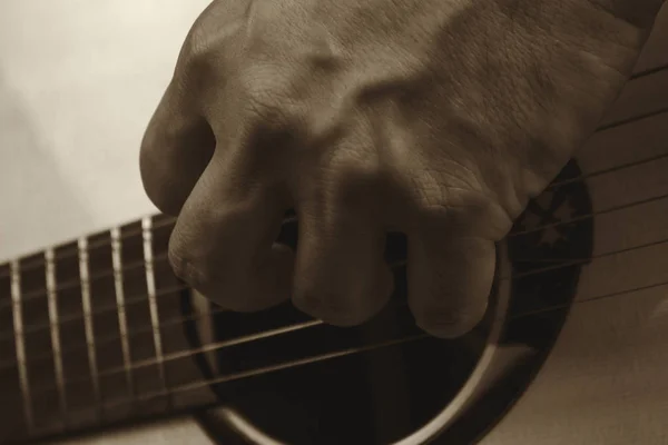 Realización del guitarrista acústico. Guitarrista tocando en Music Studio — Foto de Stock