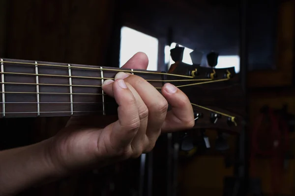 Realización del guitarrista acústico. Guitarrista tocando en Music Studio — Foto de Stock