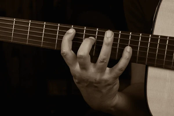 Realización del guitarrista acústico. Guitarrista tocando en Music Studio — Foto de Stock