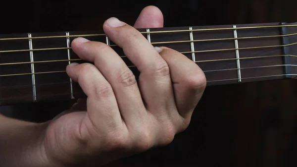 Realización del guitarrista acústico. Guitarrista tocando en Music Studio — Foto de Stock