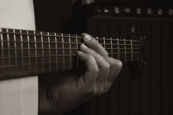 Realización del guitarrista acústico. Guitarrista tocando en Music Studio — Foto de Stock