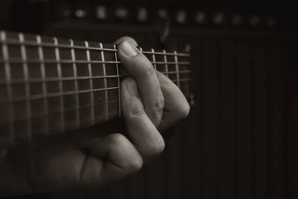 Realización del guitarrista acústico. Guitarrista tocando en Music Studio — Foto de Stock