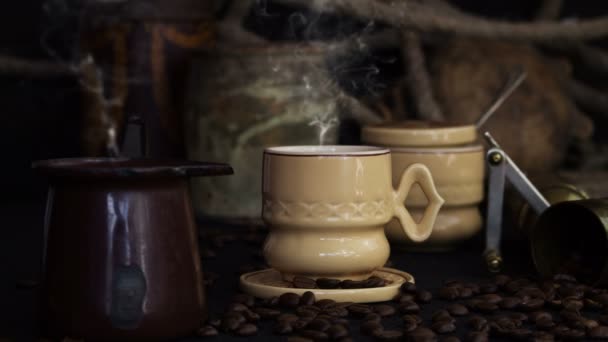 Copa Café Fumar Caliente Con Granos Café Amoladora Fondo Rústico — Vídeo de stock