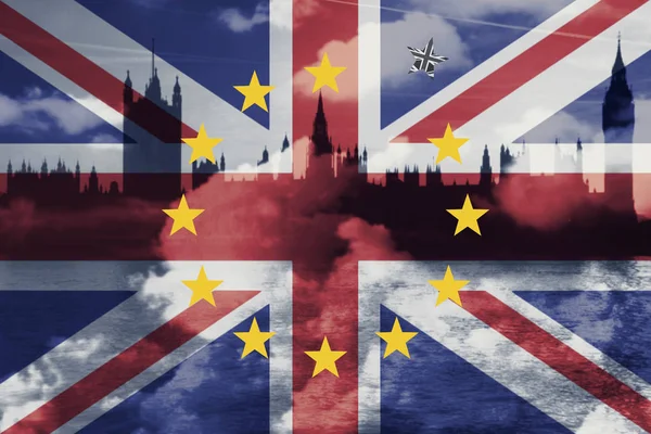 Brexit-konceptet. Storbritannien avgående Europeiska Uniun. EU och Storbritannien flagga mot London City bakgrund — Stockfoto