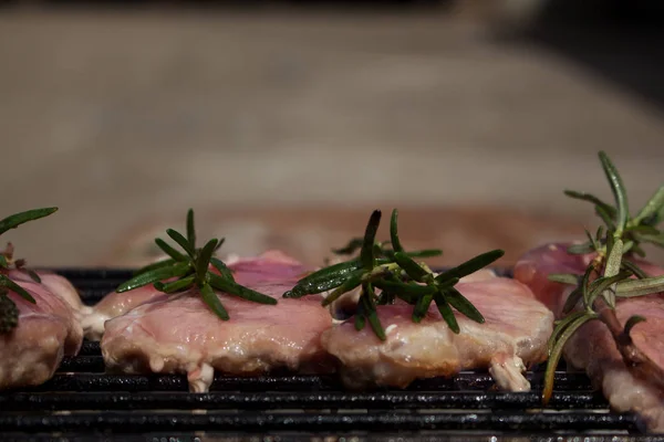 Стейки со свининой с розмарином на гриле на горячем барбекю — стоковое фото