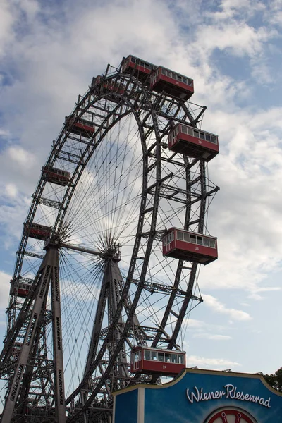 Wien, Österreich - 16. August 2019 - Riesenrad im Vergnügungspark Prater am 16. August 2019 in Wien, Österreich — Stockfoto