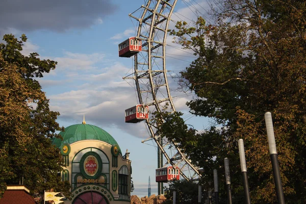 VIENNA, ÁUSTRIA - 16 DE AGOSTO DE 2019 - Roda gigante no parque de diversões Prater em 16 de agosto de 2019 em Viena, Áustria — Fotografia de Stock