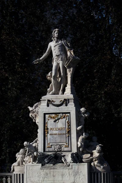 Статуя Вольфганга Амадея Моцарта в парке Бурггартен в Вене Австрия — стоковое фото