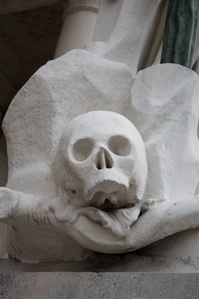 Crâne en pierre à Karlskirche à Vienne Autriche — Photo