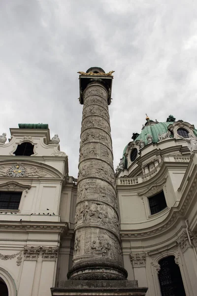 劇的な曇りの日にオーストリアのオーストリアのカールスキルシュ教会 — ストック写真