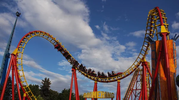 VIENNA, ÁUSTRIA - 16 DE AGOSTO DE 2019 - Passeio de montanha-russa no parque de diversões Prater em 16 de agosto de 2019 em Viena, Áustria — Fotografia de Stock