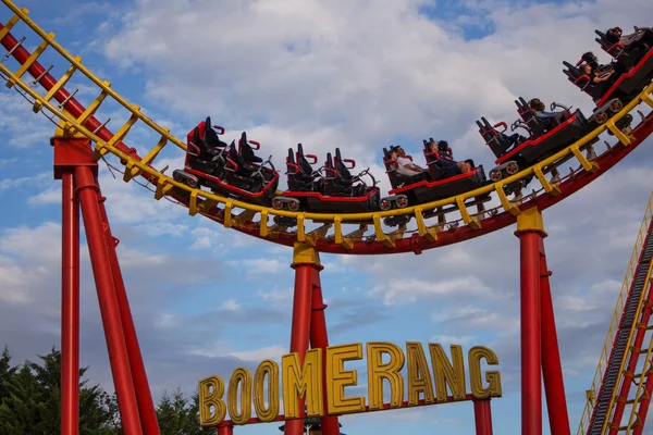 VIENNA, ÁUSTRIA - 16 DE AGOSTO DE 2019 - Passeio de montanha-russa no parque de diversões Prater em 16 de agosto de 2019 em Viena, Áustria — Fotografia de Stock