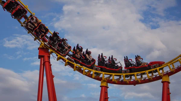 Wien, Österreich - 16. August 2019 - Achterbahnfahrt im Vergnügungspark Prater am 16. August 2019 in Wien, Österreich — Stockfoto