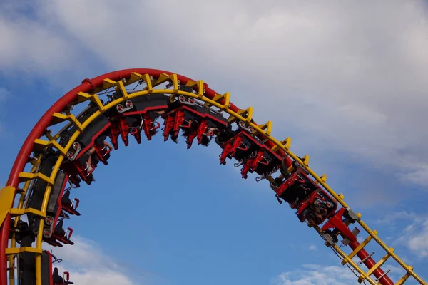 Achterbahnfahrt im Freizeitpark. Unterhaltung und Abenteuer — Stockfoto