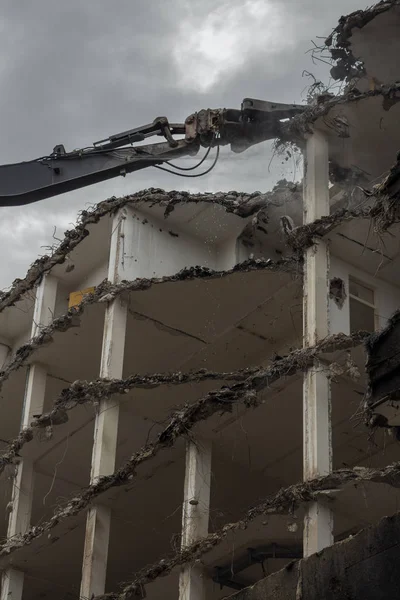 Bontási Pulveriser Demoliting épület a városban — Stock Fotó