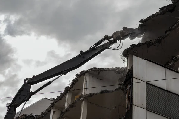 Bontási Pulveriser Demoliting épület a városban — Stock Fotó
