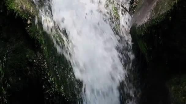 滝と斜面 ミラの滝 下部オーストリアのムゲンドルフで — ストック動画