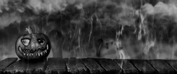 万圣节南瓜，杰克O灯笼燃烧在火焰在木桌上闹鬼，可怕的墓地在夜间 — 图库照片