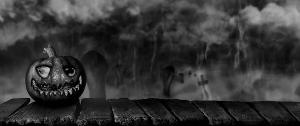 Calabaza de Halloween, Jack O Linterna ardiendo en llamas en una mesa de madera en un cementerio embrujado y aterrador por la noche —  Fotos de Stock