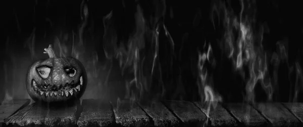 万圣节南瓜，杰克O灯笼燃烧在火焰在木桌上闹鬼，可怕的夜晚 — 图库照片