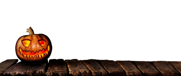 ハロウィーンカボチャ、白い背景に隔離された木製のテーブルのジャックOランタン — ストック写真
