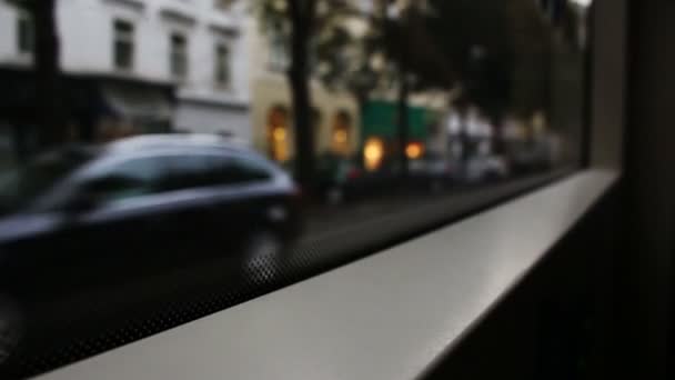 Vonatablakra Néző Miközben Áthalad Bécs Városán Ausztriában — Stock videók