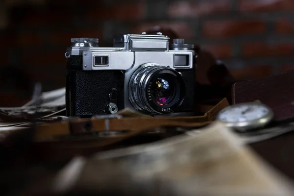 Vintage Φωτογραφική Μηχανή Φιλμ Και Παλιές Φωτογραφίες Μια Ρουστίκ Επιφάνεια — Φωτογραφία Αρχείου