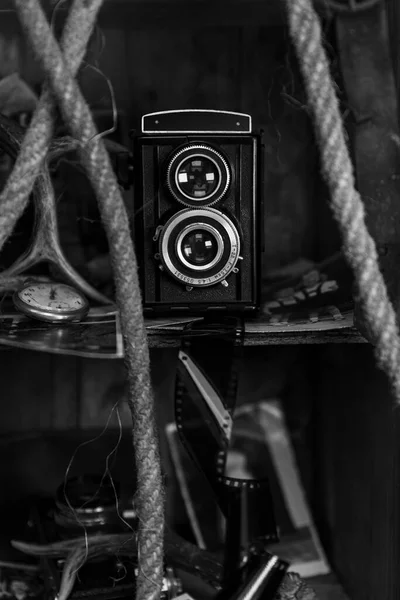Vintage Φωτογραφική Μηχανή Φιλμ Και Παλιές Φωτογραφίες Στο Παλιό Ξύλινο — Φωτογραφία Αρχείου
