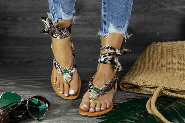 Vrouw Die Poseert Stijlvolle Strandsandalen Schoonheid Mode Zomerconcept — Stockfoto