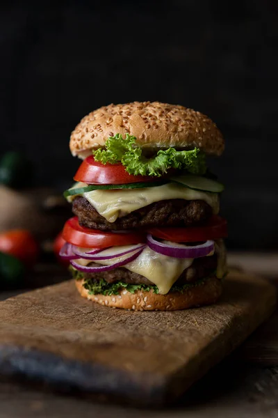 Hambúrguer Com Tomate Cebola Pepino Alface Queijo Derretido Servido Uma — Fotografia de Stock