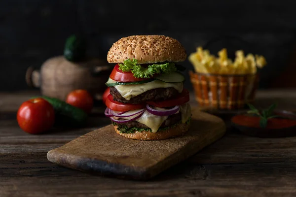 Hamburger Pomidorami Cebulą Ogórkiem Sałatą Topiącym Się Serem Podawany Drewnianej — Zdjęcie stockowe