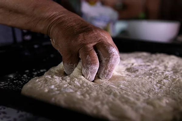 Massa Para Bolo Panela Sendo Esticada Por Uma Mulher — Fotografia de Stock