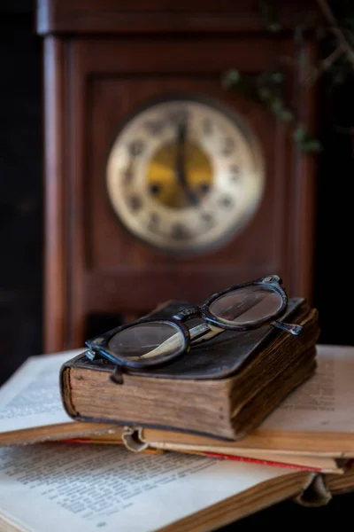 Bíblia Sagrada Velha Livros Óculos Mesa Madeira Com Relógio Vintage — Fotografia de Stock