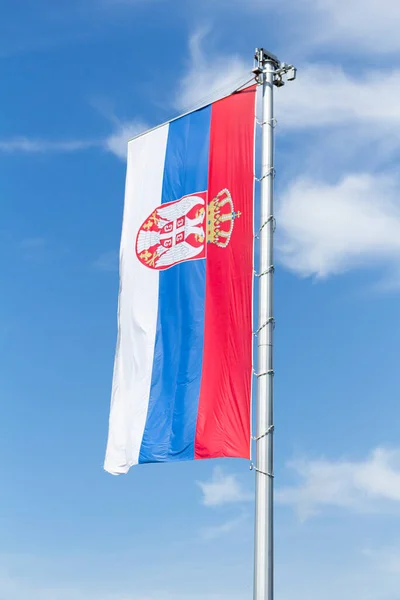 Drapeau Serbe Agitant Dans Vent Contre Ciel Bleu Nuageux Blanc — Photo