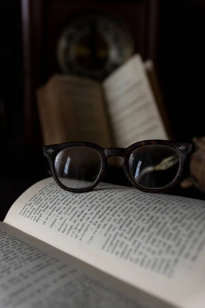 Vecchi Occhiali Indossati Poggiano Libro Aperto Con Libri Orologio Sullo — Foto Stock