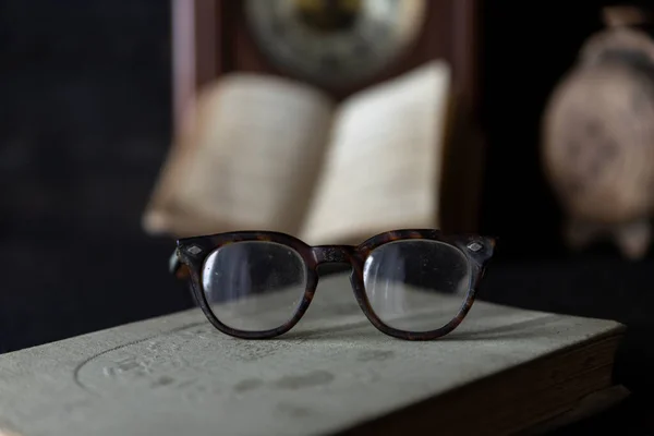 Stare Noszone Okulary Spoczywające Książce Książkami Zegarem Tle Koncepcja Czasu — Zdjęcie stockowe