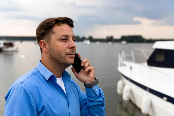 Facet Rozmawiający Przez Telefon Obok Luksusowego Jachtu Porcie Koncepcja Żeglarska — Zdjęcie stockowe