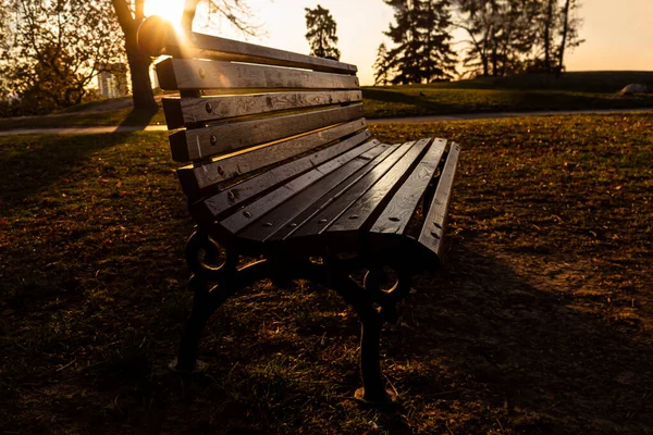 Banco Pôr Sol Outono Parque Cidade Iluminado Pelo Sol Pôr — Fotografia de Stock