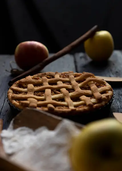 Hjemmelavet Gitter Apple Pie Med Kanel Gammel Tekstureret Træbaggrund - Stock-foto