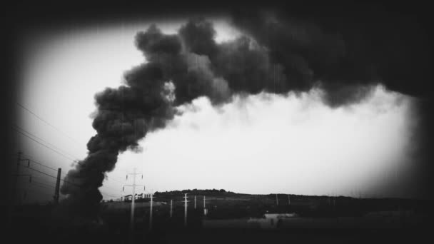 Temný kouř z hořící budovy stoupající k obloze. Starý, retro film vzhled