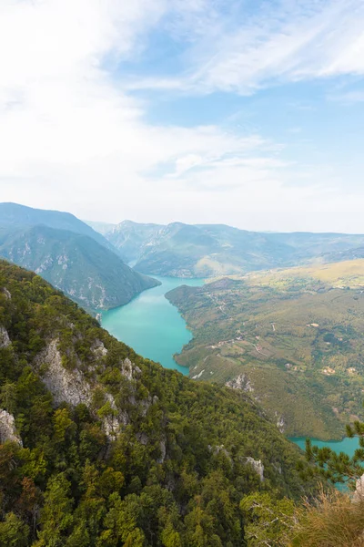 塞尔维亚塔拉国家公园 Banjska Stena观点 德里纳河峡谷和佩鲁卡湖景 — 图库照片