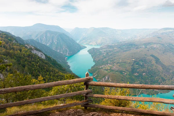 セルビアのタラ国立公園 視点Banjska Stena 湖と峡谷に焦点を当てたDrina川渓谷とPerucac湖での眺め — ストック写真