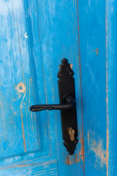 Pokrętło Niebieskich Zarysowanych Zużytych Drzwiach Vintage — Zdjęcie stockowe