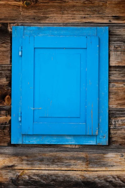 Vintage Raam Met Gesloten Luiken Een Houten Cabinewand — Stockfoto