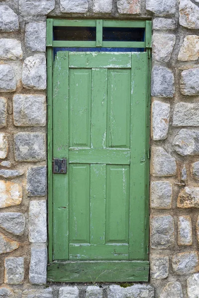 Vintage Houten Deur Een Rustieke Cabine Stenen Muur — Stockfoto