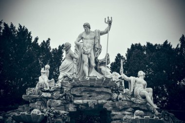 Wien; Avusturya - Schonbrunn Garden 'daki Neptune Çeşmesi. Siyah beyaz heykellerin ayrıntıları.