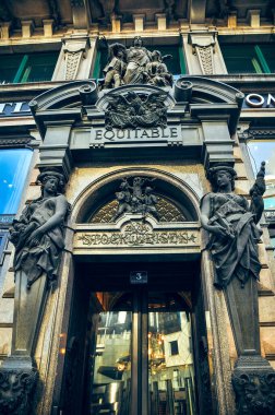 Wien, Avusturya - Palais Equitable Viyana 'nın merkezinde yer almaktadır. Heykellerle birlikte giriş. Girişin ayrıntıları