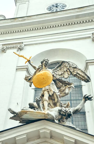 Wien Austria Estatua Del Arcángel Miguel Iglesia San Miguel Detalles — Foto de Stock