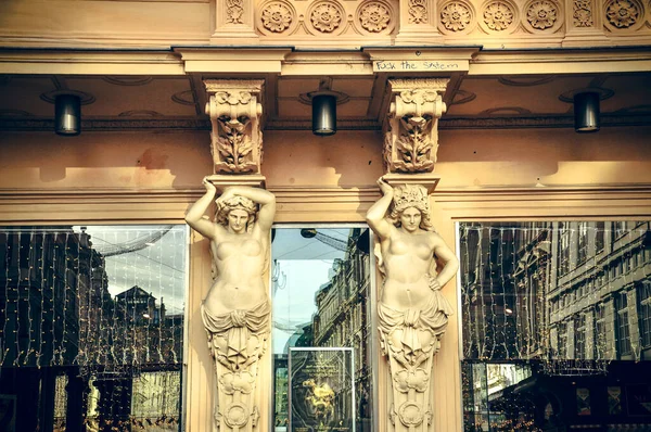ウィーン オーストリア 女性の2つの像と建物の入り口イナ通り — ストック写真
